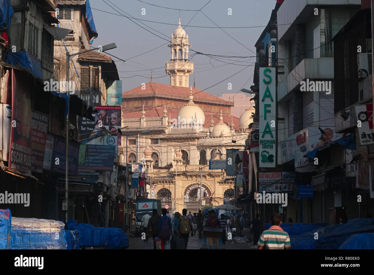 Die Jama Masjid oder Jama Moschee im kommerziellen Zaveri Bazar / Crawford Market Gebiet in Mumbai, Indien Stockfoto