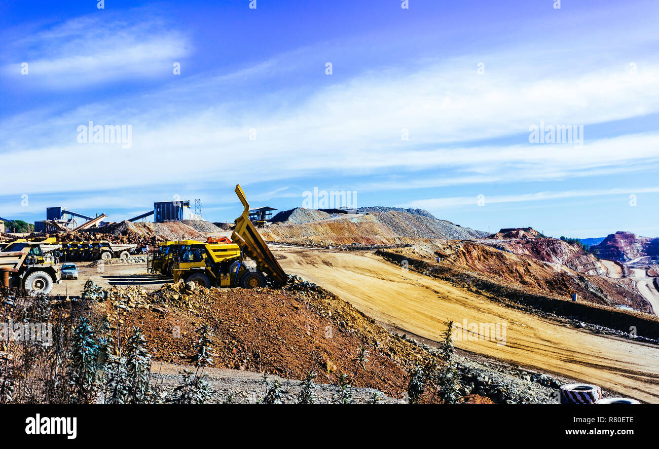 Blick auf den Tagebau Steinbruch mit vielen Maschinen bei der Arbeit. Dieser Bereich hat für Kupfer und Gold gefördert worden Stockfoto