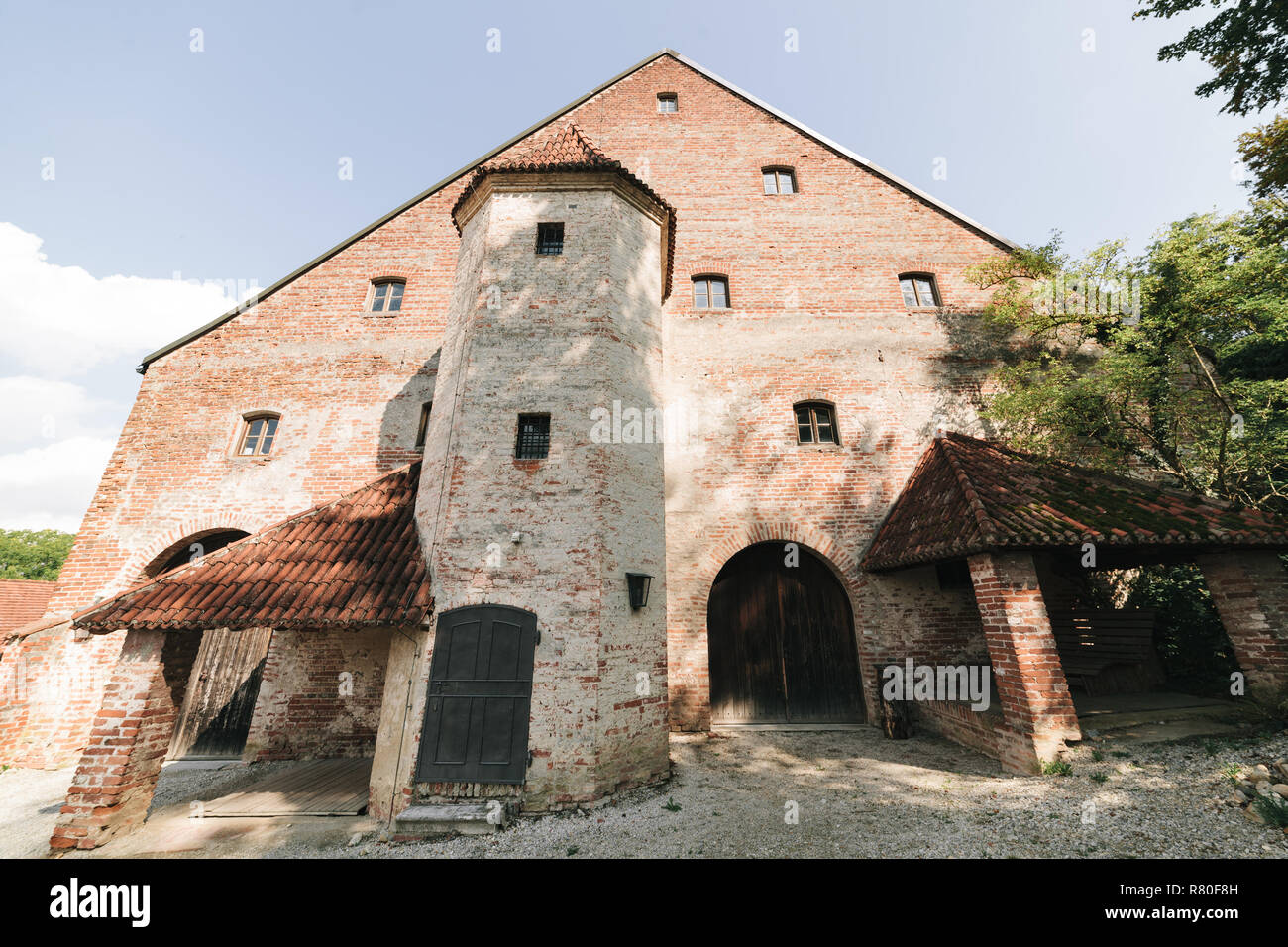 Blick auf eine typisch bayerische Hütte in der Nähe der Burg Trausnitz Stockfoto