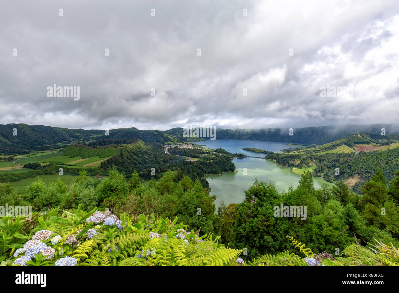 Lebendige Blick auf das Dorf von Sete Cidades in Sao Miguel auf den Azoren. Stockfoto