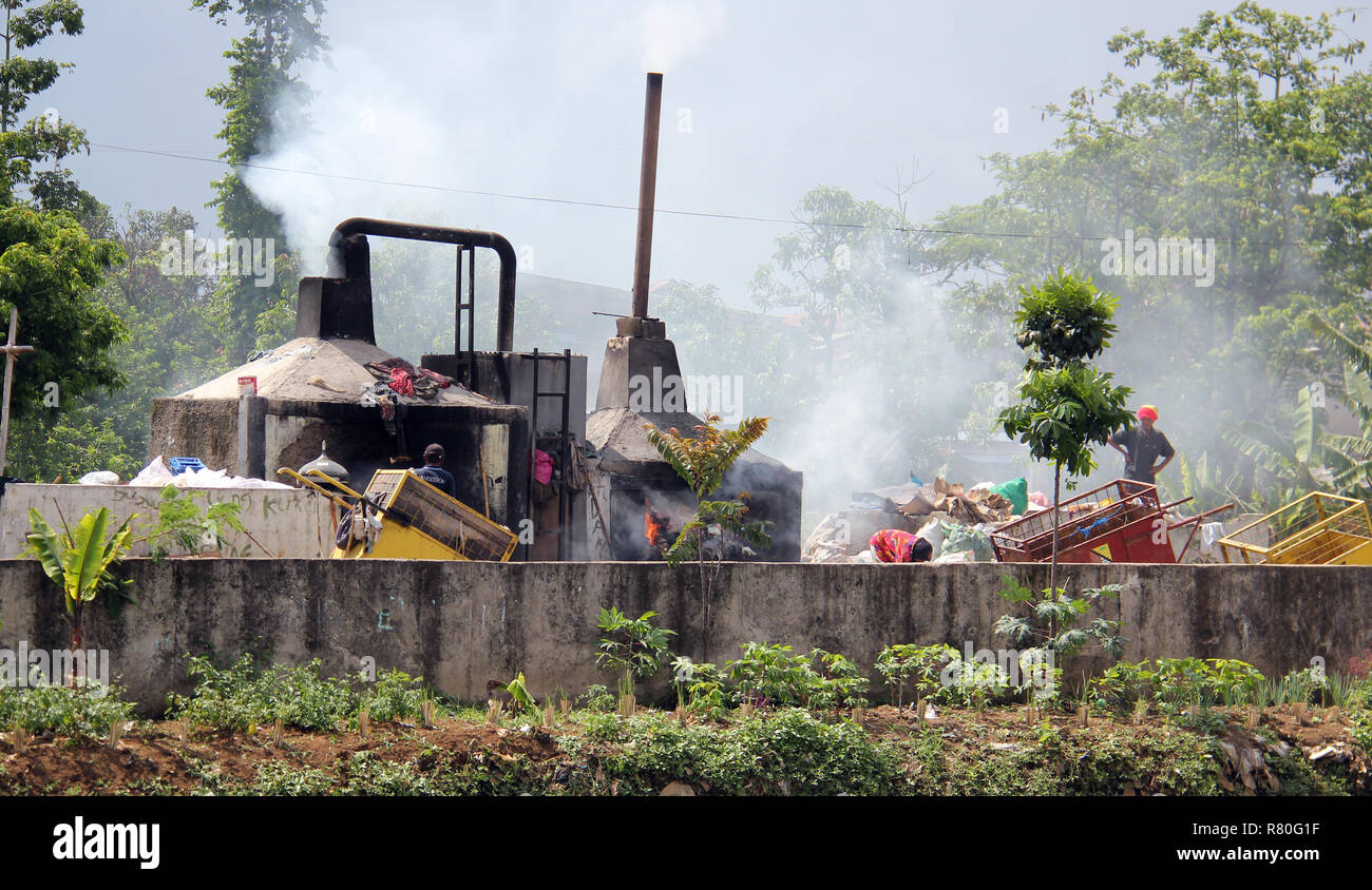 Kunststoff Verschmutzung Krise. Kunststoff Abfälle auf der Deponie in Citarum River Side, Bandung, Indonesien. Stockfoto