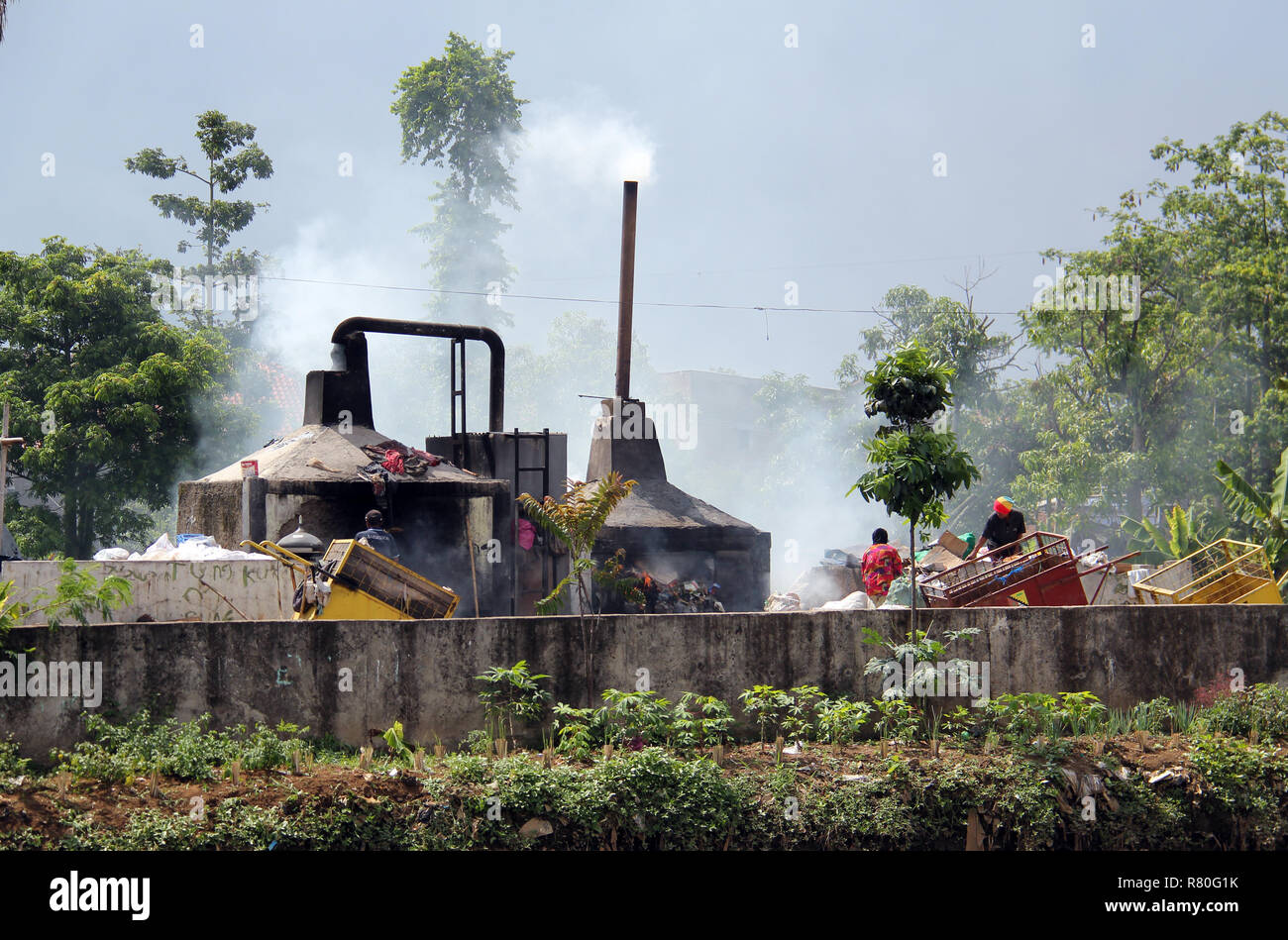 Kunststoff Verschmutzung Krise. Kunststoff Abfälle auf der Deponie in Citarum River Side, Bandung, Indonesien. Stockfoto