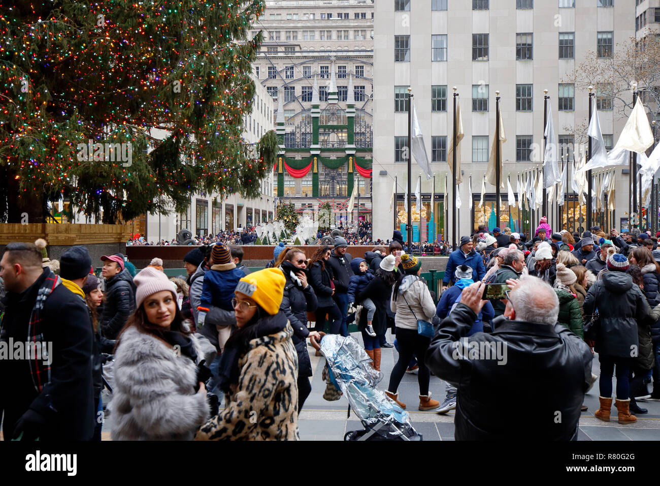 Selfie Abnehmer, und Touristen am Rockefeller Center Christmas Tree, New York, NY (8. Dezember 2018) Stockfoto