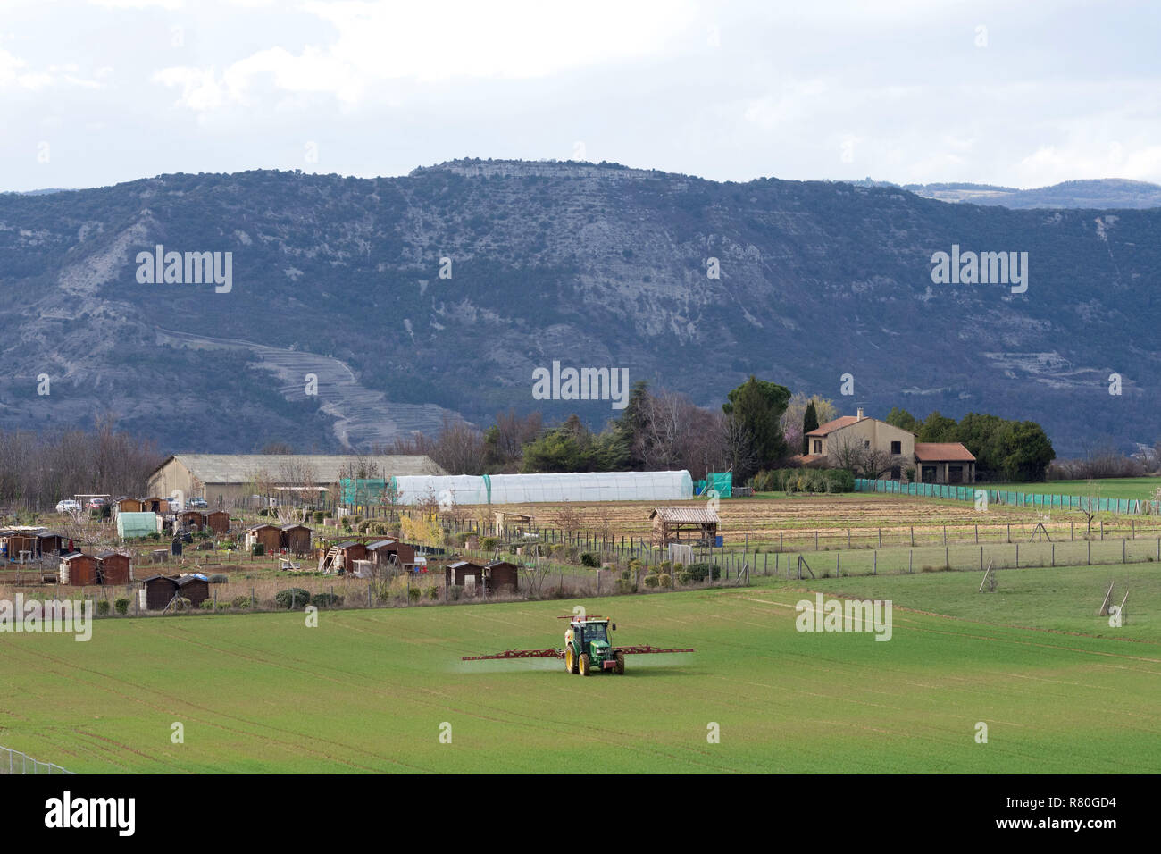Pflanzliche Behandlung auf der Lautagne Plateau (Frankreich). Traktor und Gülle Ausbringen von Pestiziden Stockfoto