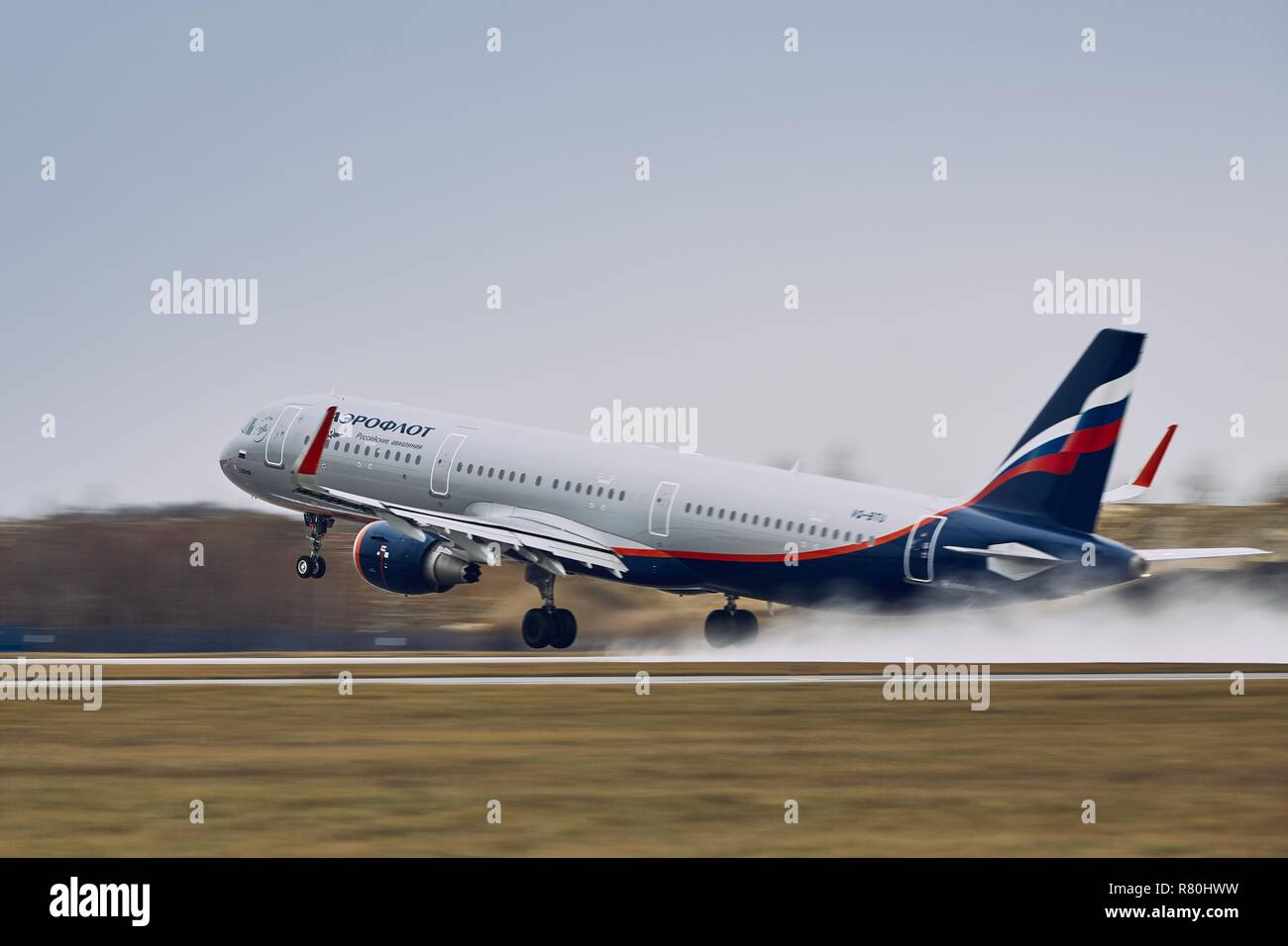 Prag, Tschechische Republik - 11. Dezember 2018: Aeroflot Airbus A 321 bei Start im Regen am Prager Flughafen am 11. Dezember 2018. Stockfoto