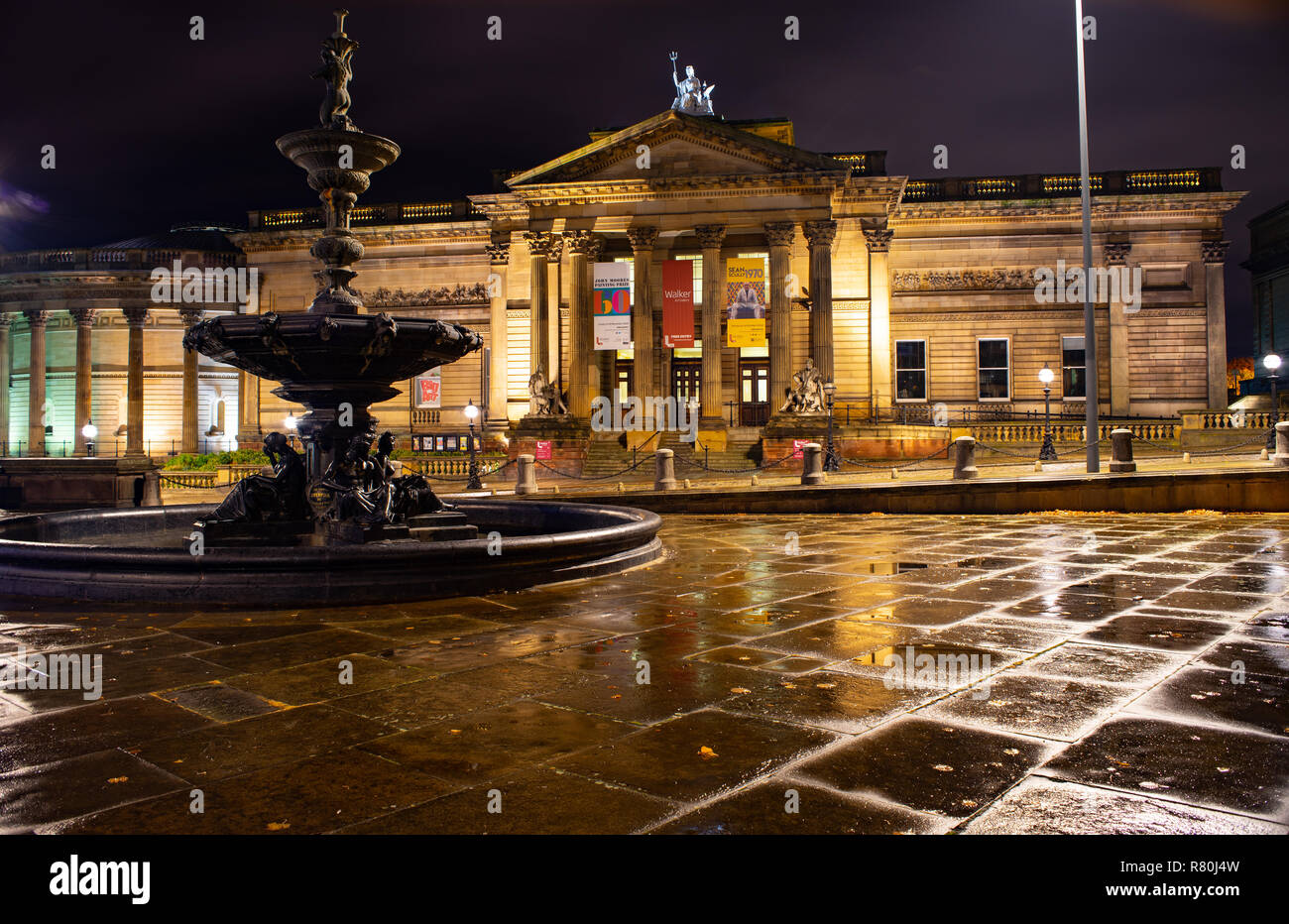 Die Walker Art Gallery, Liverpool, mit den Steble Brunnen im Vordergrund. Bild im Oktober 2018 übernommen. Stockfoto