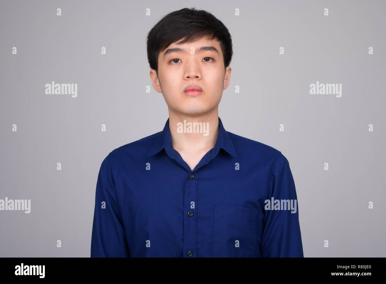Gesicht der jungen asiatischen Geschäftsmann an Kamera suchen Stockfoto