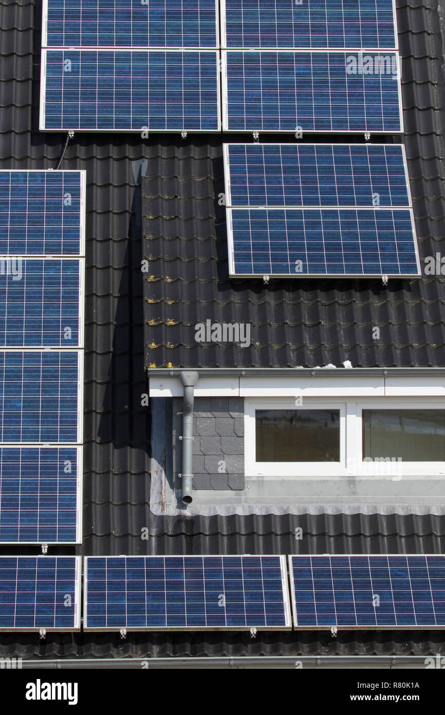 Photovoltaikanlage und Fenster auf dem Dach eines Hauses. Deutschland Stockfoto