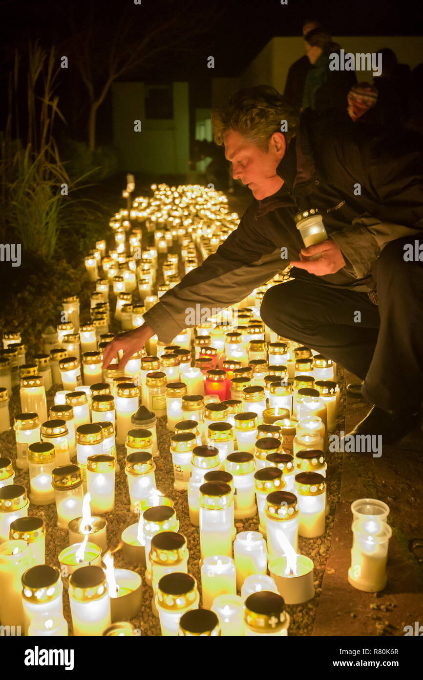 Personen Licht an Allerheiligen auf dem Friedhof, Uppsala, Schweden. Stockfoto