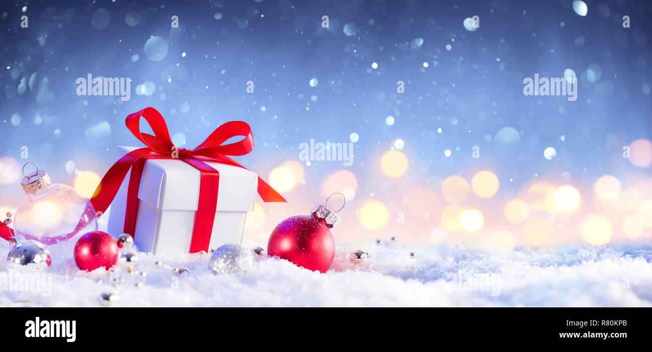Weihnachten Geschenkbox mit Schleife auf Schnee Stockfoto