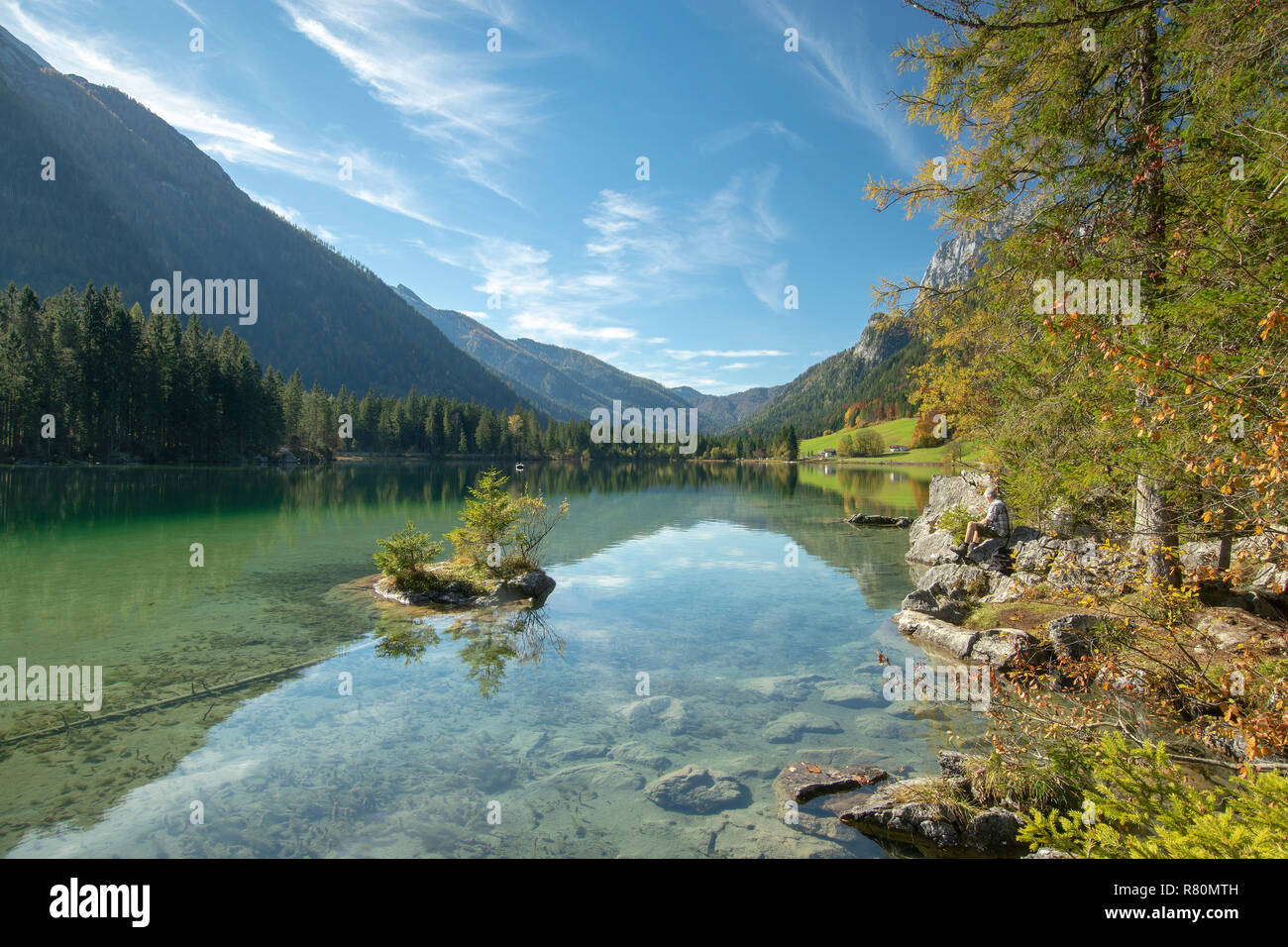 Der Hintersee mit dem Berg Hoher Goell im Hintergrund, im Herbst. Berchtesgadener Land, Oberbayern, Deutschland Stockfoto