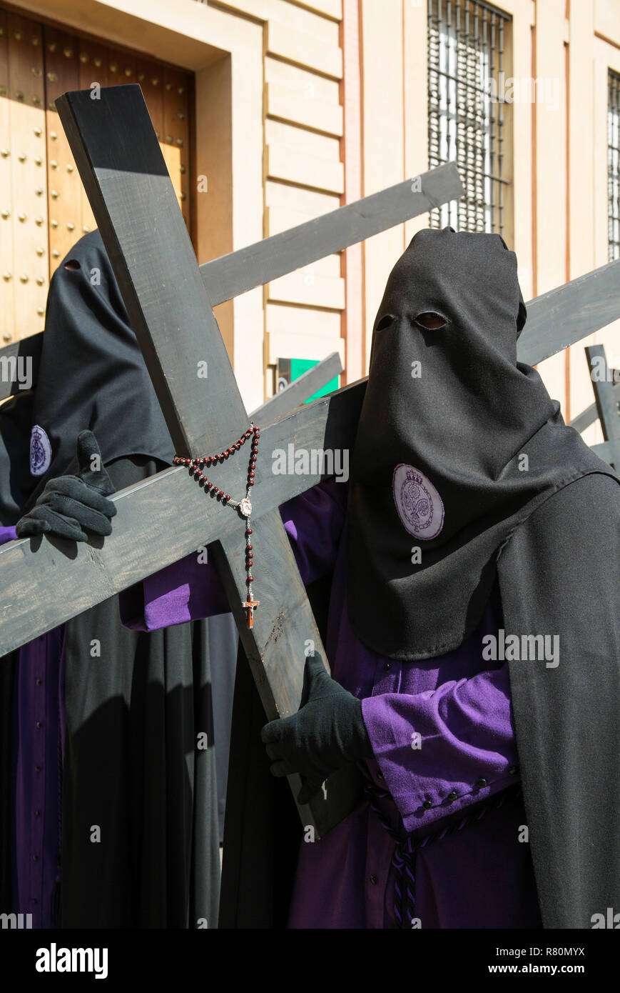 Büßer mit Kreuz und Rosenkranz in der Semana Santa (Karwoche) von Sevilla. Sevilla Provinz, Andalusa, Spanien. Stockfoto