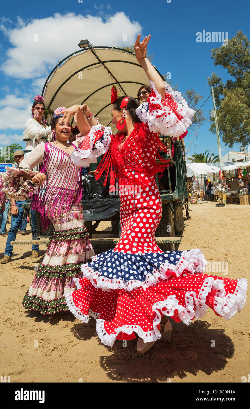 Während der jährlichen Pfingstwallfahrt von El Rocio die Frauen tragen Kleider schön Gypsy farbige und bereitwillig Tanz der Sevillana. Der Provinz Huelva, Andalusien, Spanien. Stockfoto