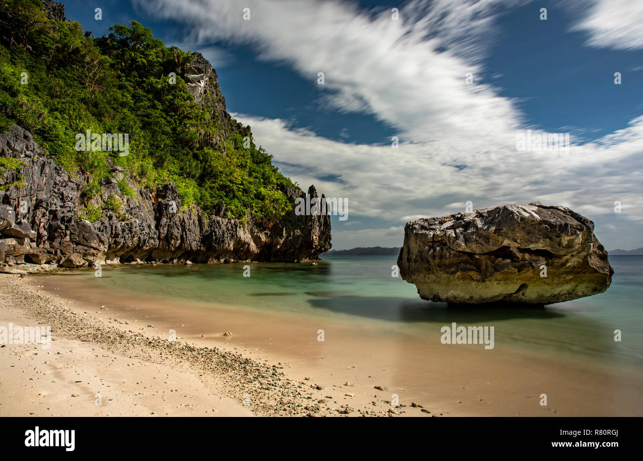 Felsen im Wasser im Archipel der Bacuit in Philippinen Stockfoto