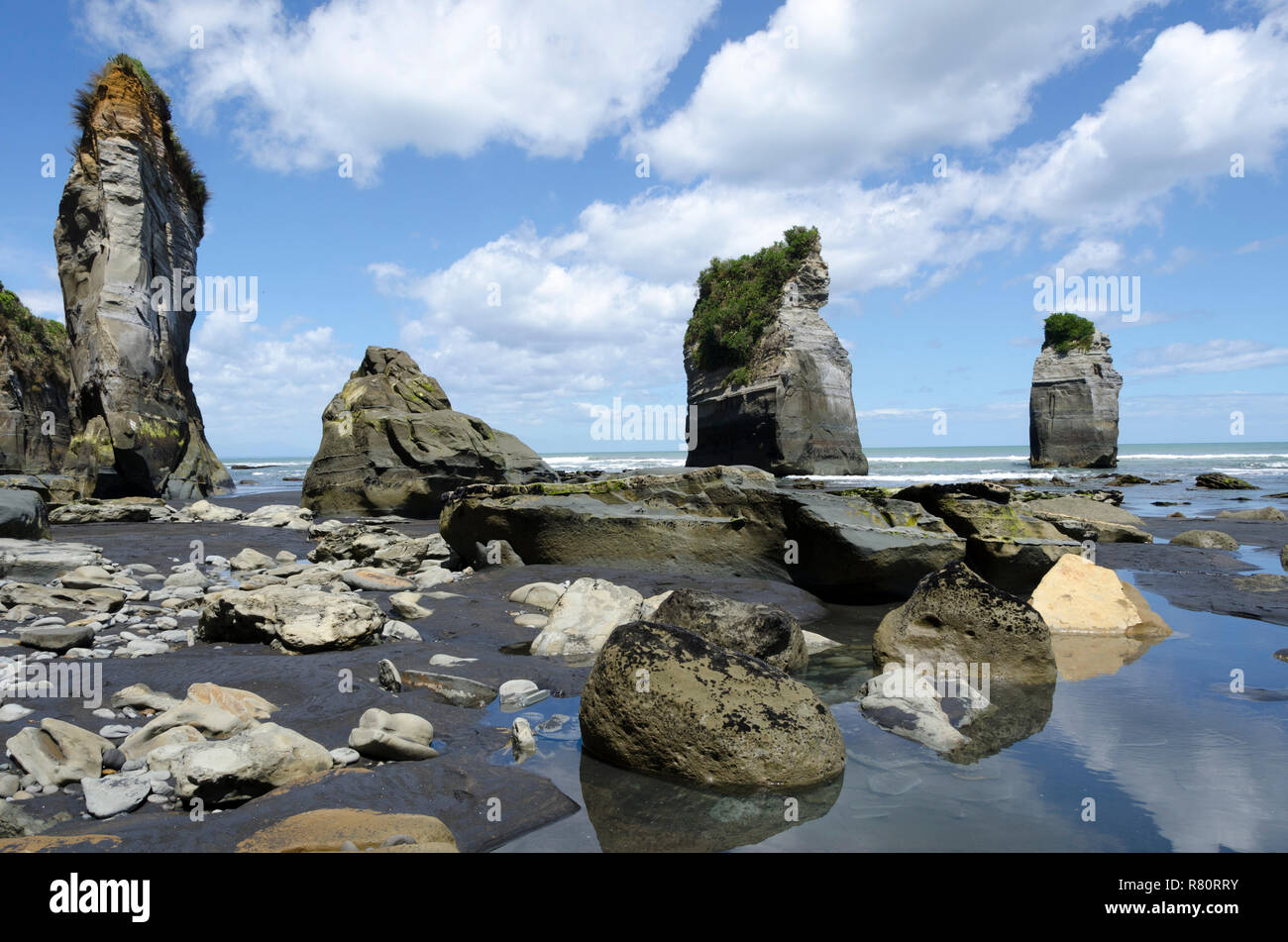 Rock Säulen, drei Schwestern, Tongaporutu, Taranaki, North Island, Neuseeland Stockfoto