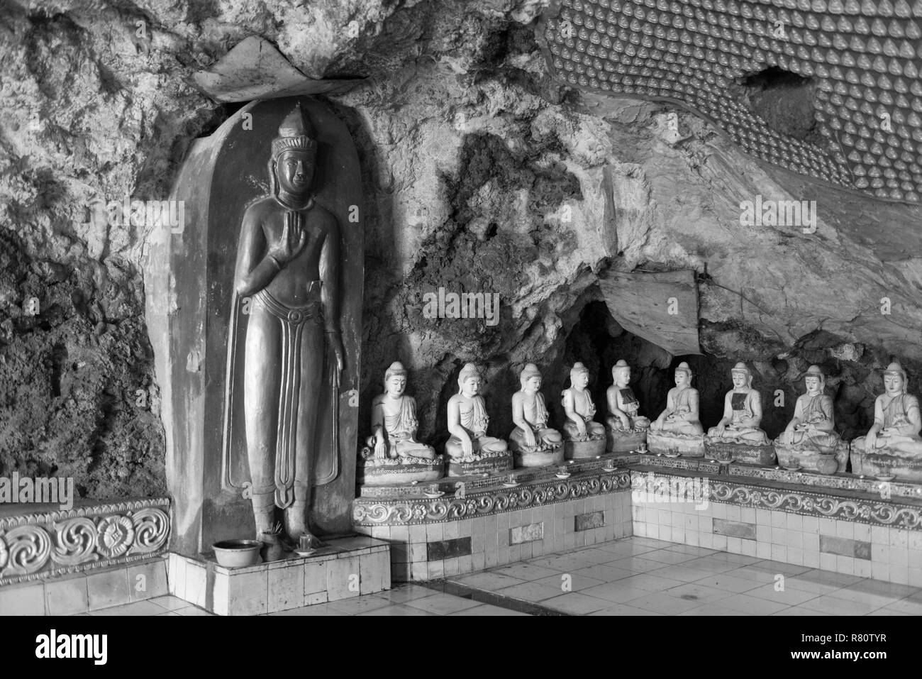 HPA-AN, MYANMAR - 19. NOVEMBER 2018: Schwarz/Weiß Bild von verschiedenen Buddhas Statuen im Inneren der Kaw Thaung ka Höhle, in der Nähe von Hpa-An, Myanm Stockfoto