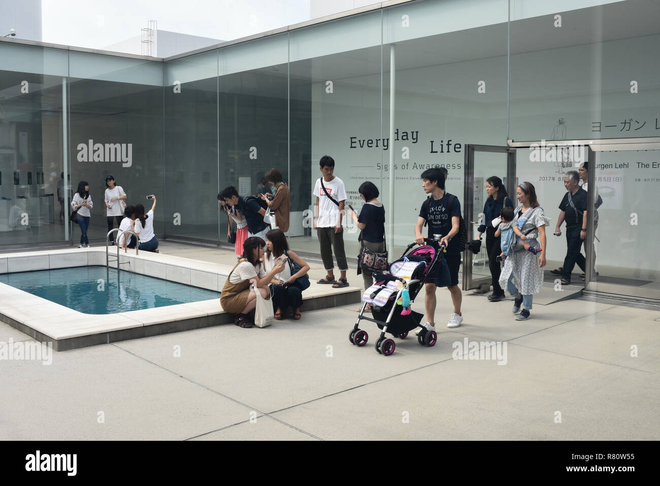 Das Schwimmbad, von dem Künstler Leandro Erlich, permanent im 21. Jahrhundert Museum für Zeitgenössische Kunst, Kanazawa, Japan ausgestellt Stockfoto