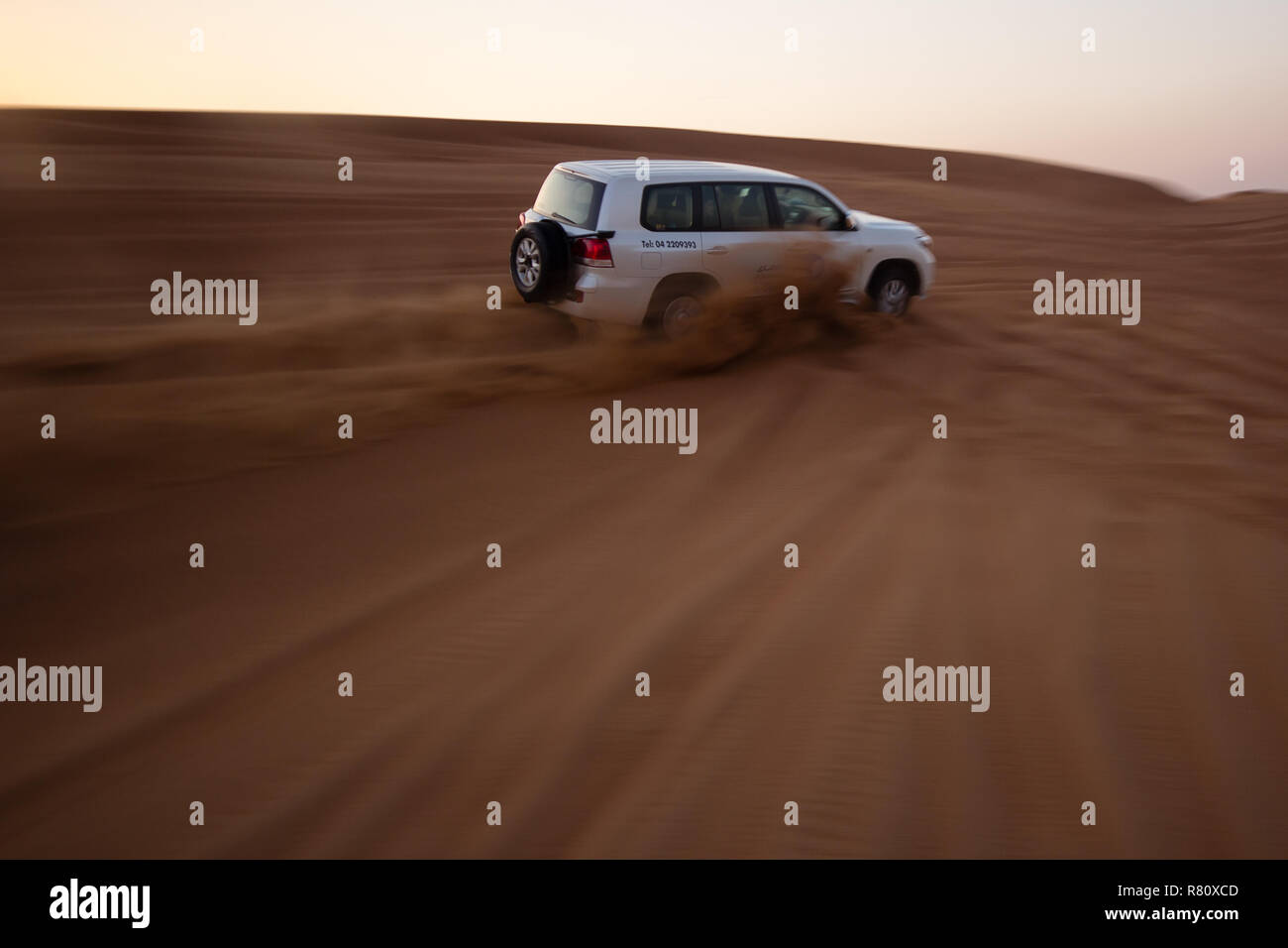 SUVs fahren in den Dünen auf einer Wüstensafari in Dubai, VAE. Stockfoto