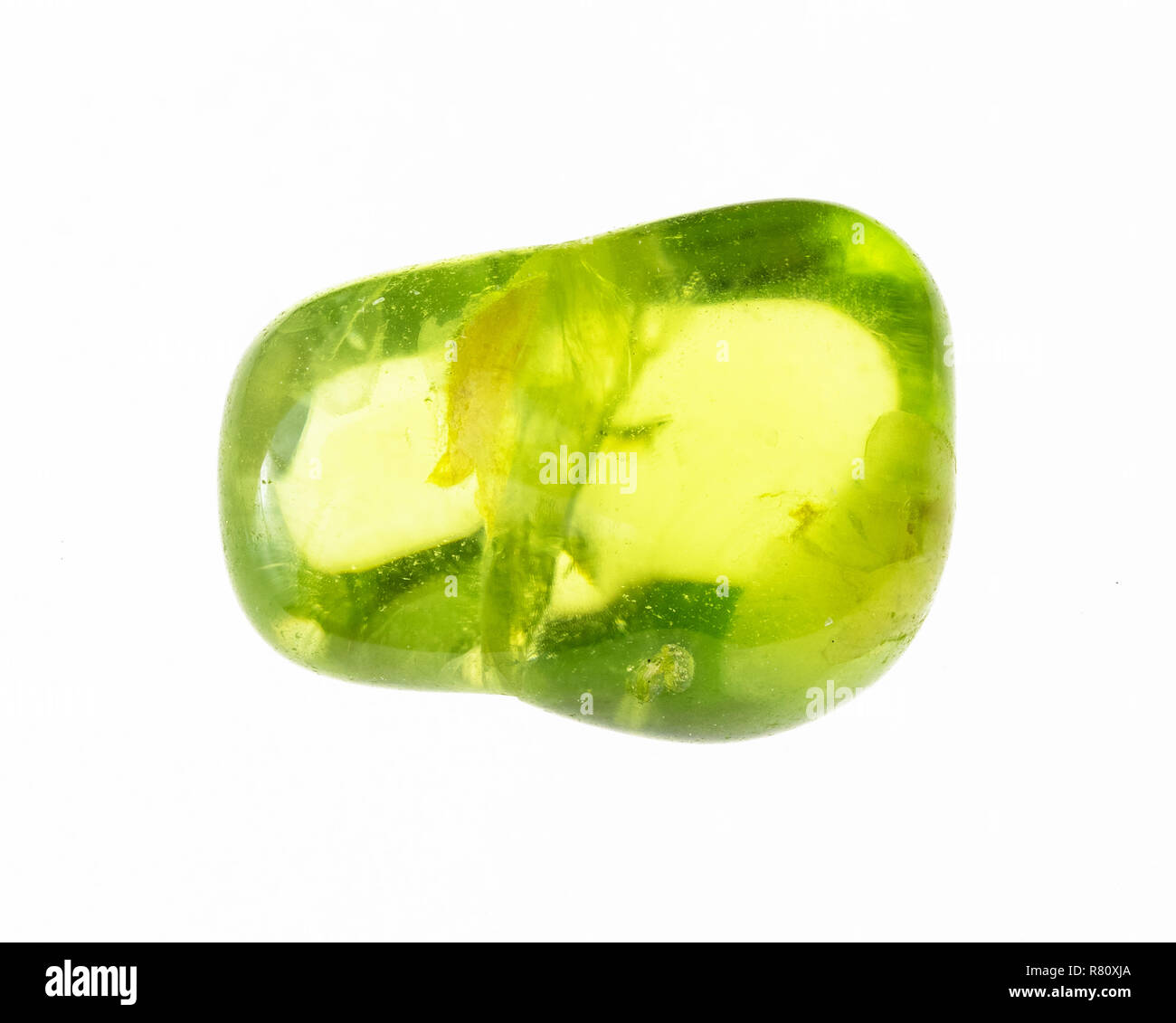 Makrofotografie von natürlichen Mineral aus geologische Sammlung auf Hochglanz poliert, Türkis, Olivin (Peridot) Edelstein auf weißem Hintergrund Stockfoto