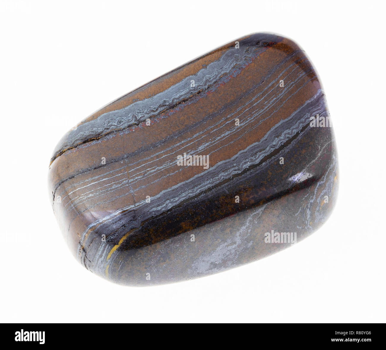 Makrofotografie von natürlichen Mineral aus geologische Sammlung - trommelsteine jaspillite (taconite Jasper, eisenhaltiges Quarzit) Edelstein auf weißem backgr Stockfoto