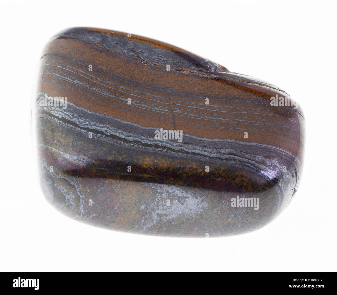 Makrofotografie von natürlichen Mineral aus geologische Sammlung - polierte jaspillite (taconite Jasper, eisenhaltiges Quarzit) Edelstein auf weißem Hinterg Stockfoto