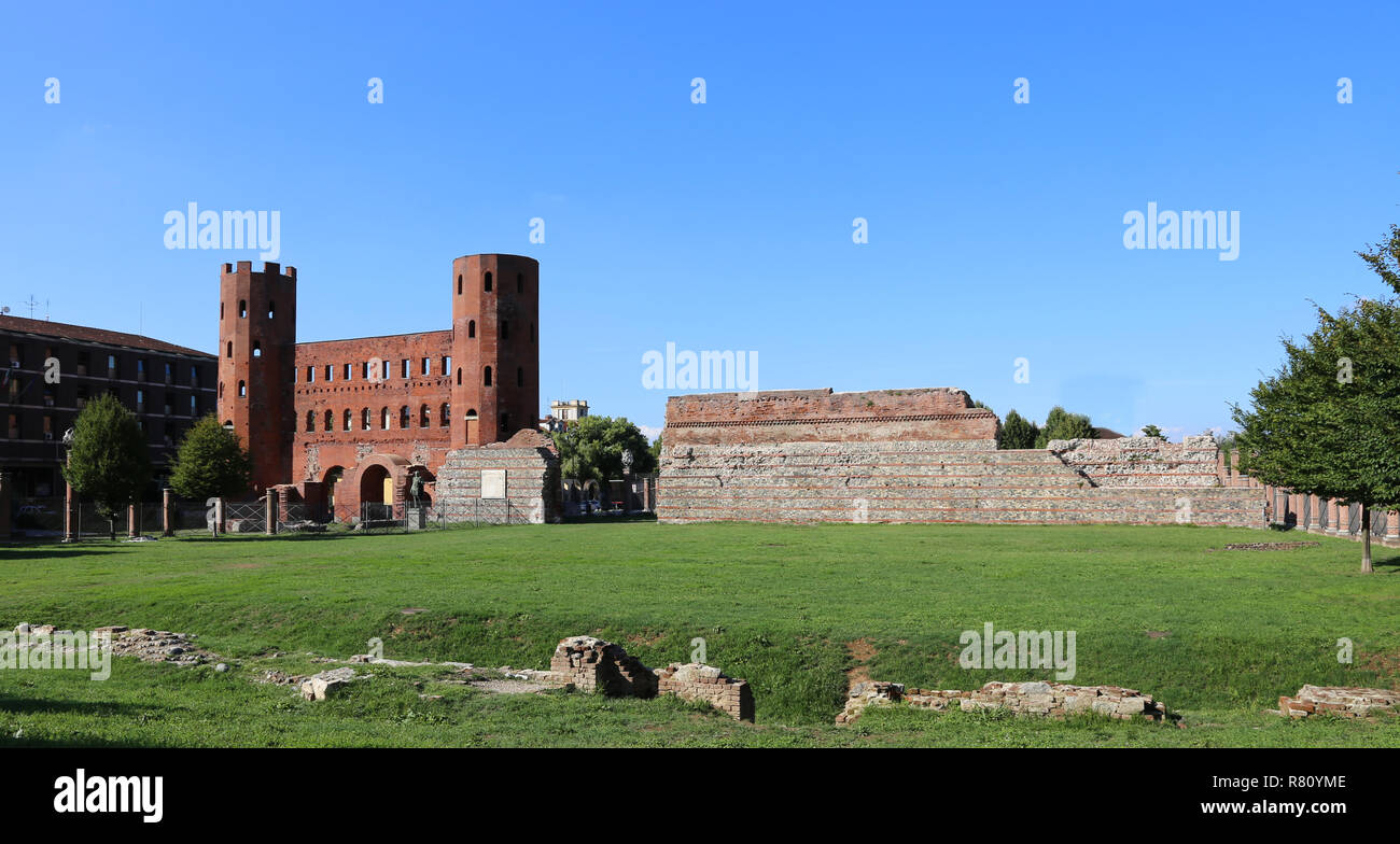 Alte Stadtmauer von roten Steinen von Turin genannt Porta Palatina Stockfoto