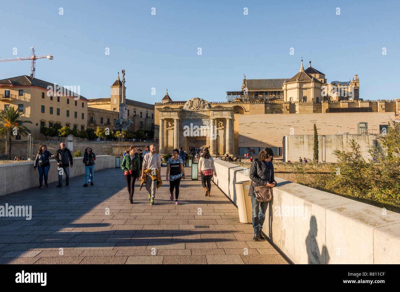 Cordoba Spanien. Römische Brücke mit Fluss Guadalquivir und die Große Moschee Kathedrale von Cordoba, Cordoba, Andalusien, Spanien. Stockfoto