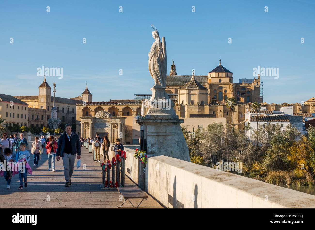 Cordoba Spanien. Römische Brücke mit Fluss Guadalquivir und die Große Moschee Kathedrale von Cordoba, Cordoba, Andalusien, Spanien. Stockfoto