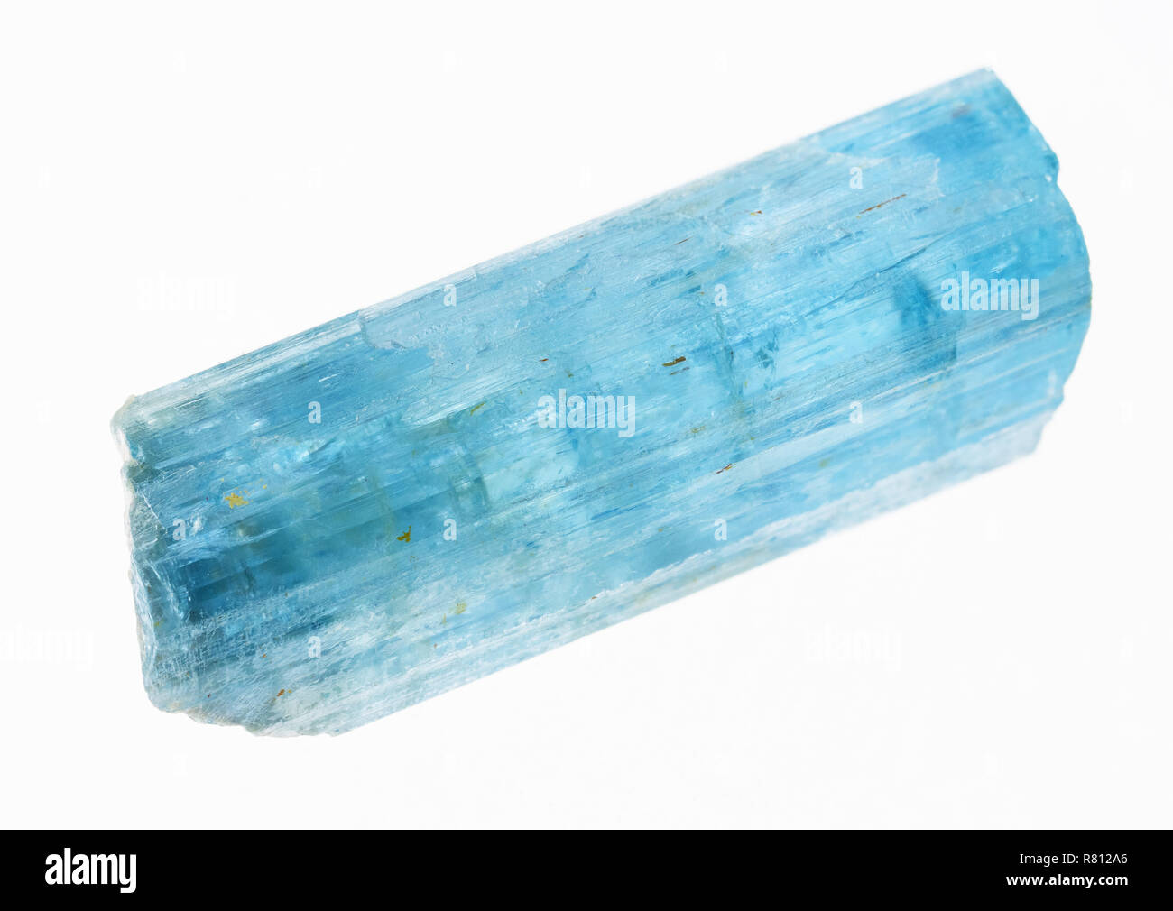 Makrofotografie von natürlichen Mineral aus geologische Sammlung - roh Aquamarin (beryll) crystal Blau auf weißem Hintergrund Stockfoto