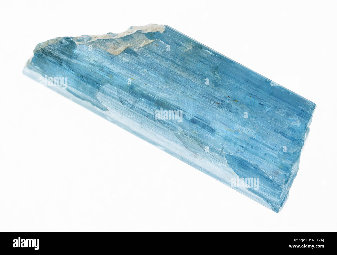 Makrofotografie von natürlichen Mineral aus geologische Sammlung - grobe Aquamarin (beryll) crystal Blau auf weißem Hintergrund Stockfoto