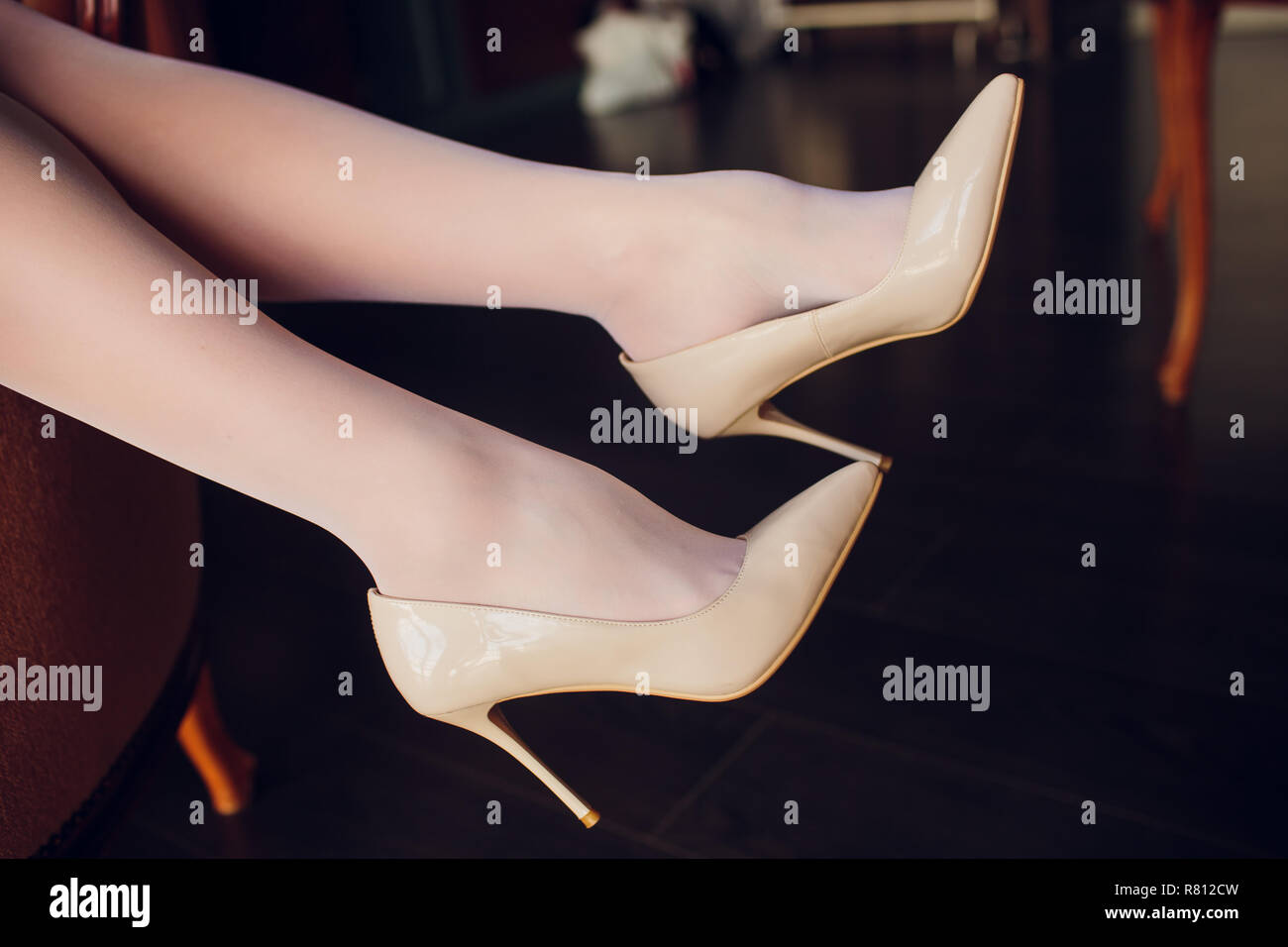 Braut setzen auf ihre Schuhe. Details macht Unterschied gegen Hintergrund  Panoramafenster Stockfotografie - Alamy