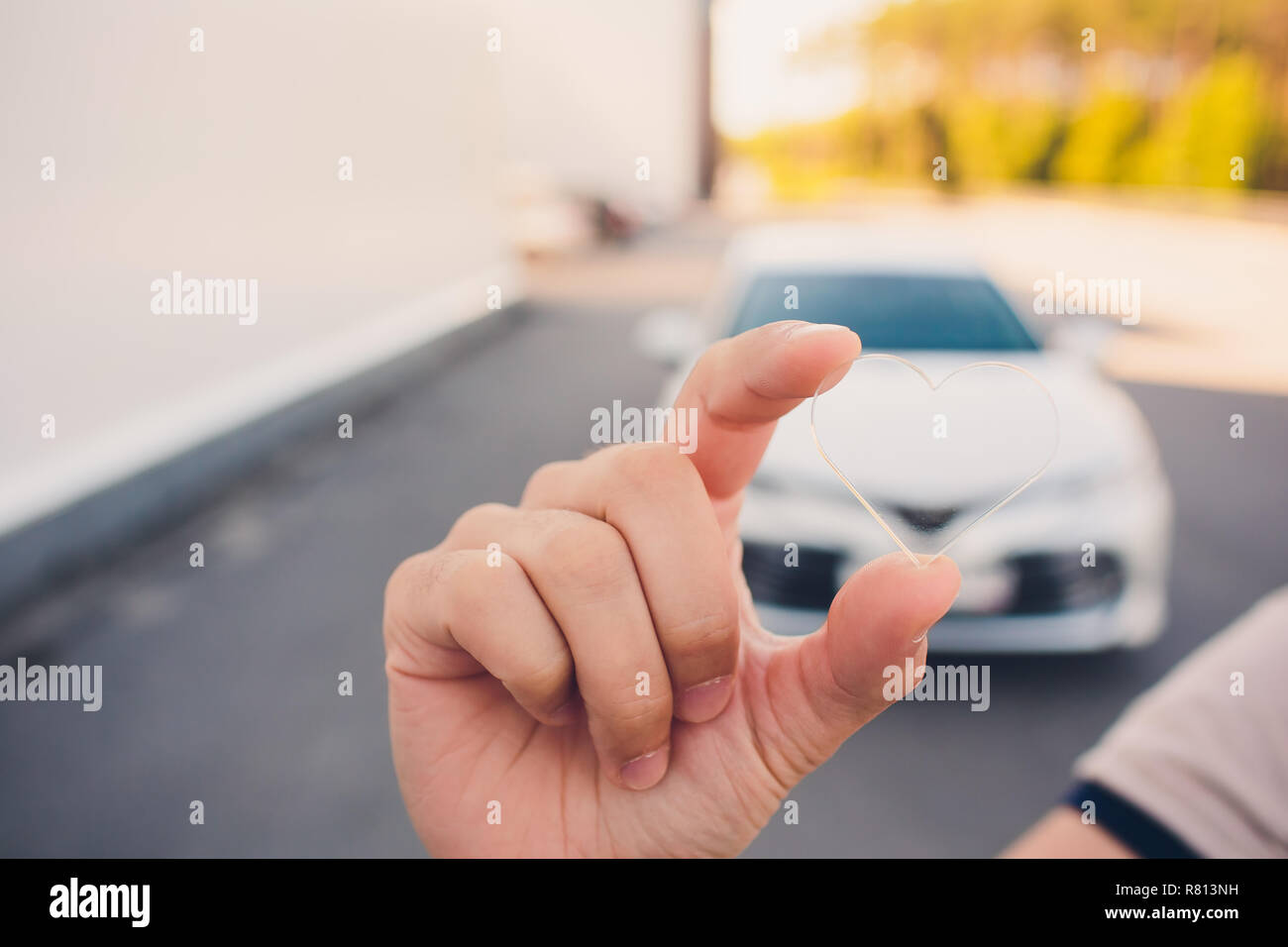 Zeichen Fur Das Herz Die Liebe Zum Neuen Auto Durchsichtiges Glas In Der Form Eines Herzens Auf Dem Hintergrund Der Maschine Stockfotografie Alamy