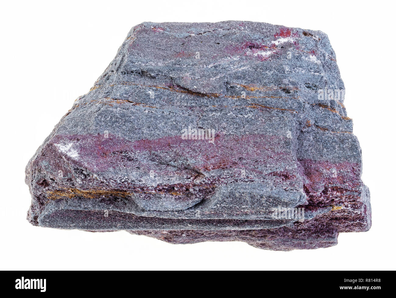 Makrofotografie von natürlichen Mineral aus geologische Sammlung - Stück roh jaspillite (eisenhaltiges Quarzit) Stein auf weißem Hintergrund Stockfoto