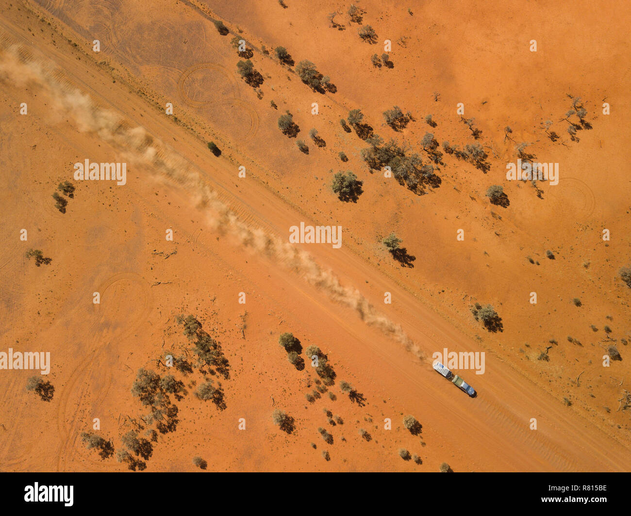 Allradantrieb und Wohnmobilanhänger fahren auf einer staubigen roten Feldstraße im Northern Territory entlang des Plenty Highway. Stockfoto