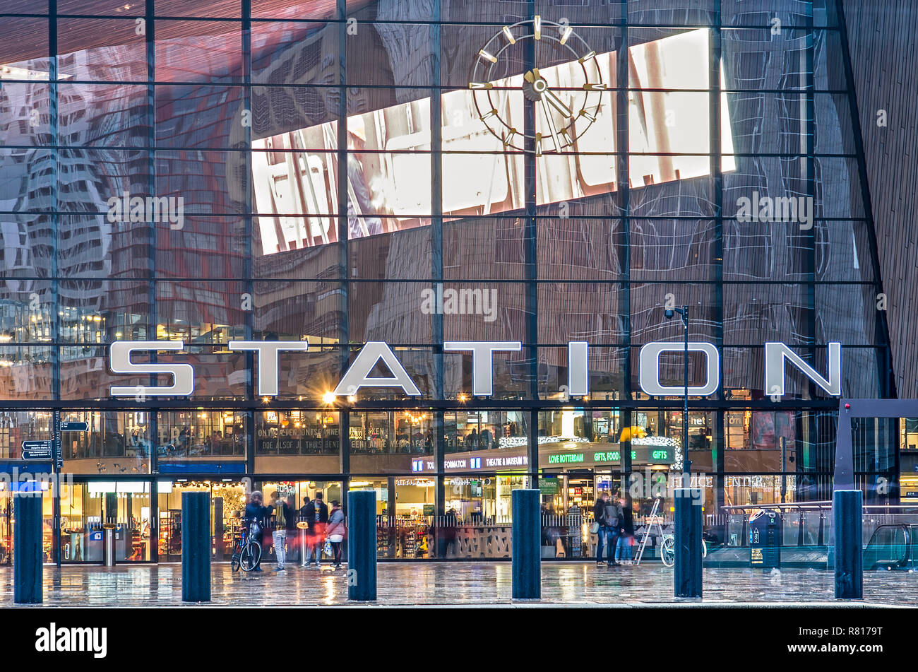 Rotterdam, Niederlande, 10. November 2018: Die glasfassade der Central Station mit Uhr und mit Anti-terror-schutz Pole auf dem Platz Ich Stockfoto