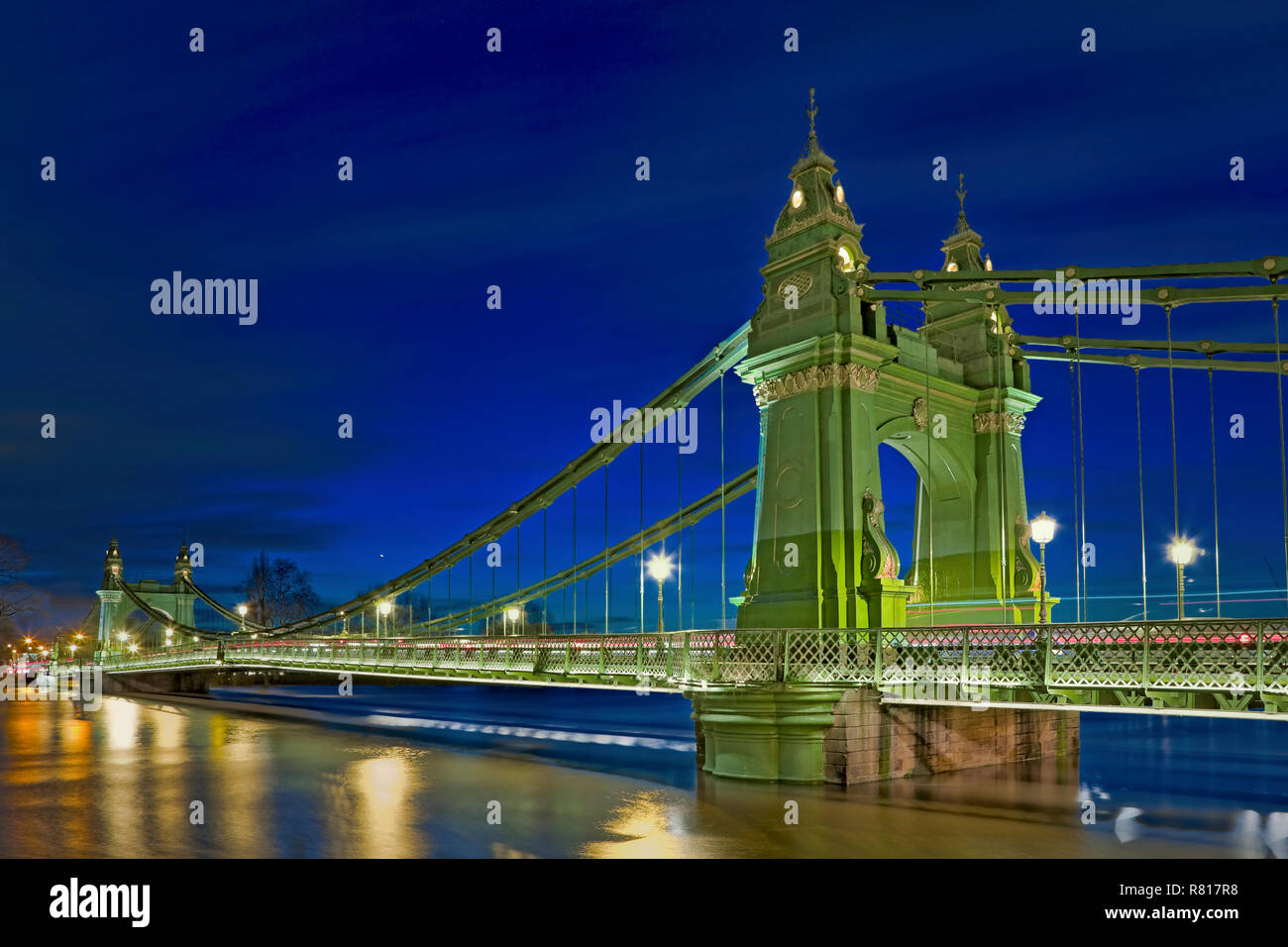 Die Hammersmith Bridge, nachdem es frisch gestrichen wurde. London. Stockfoto