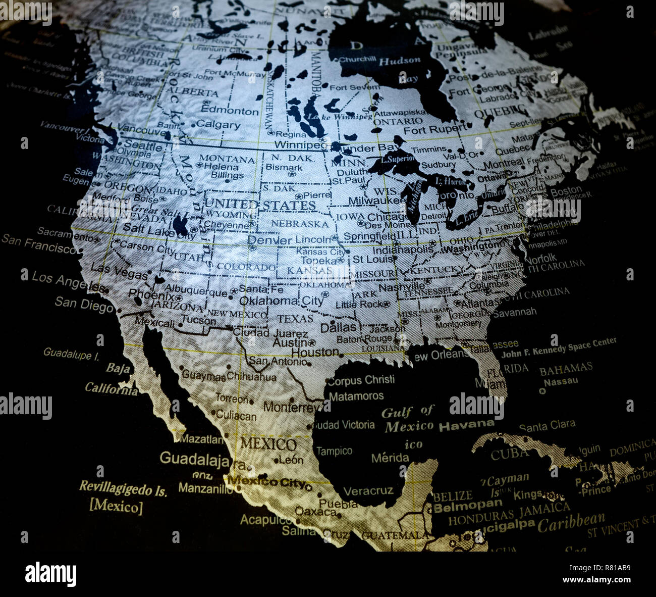 Nahaufnahme von silber auf schwarzem Hintergrund World Globe Landkarte Nordamerika d. h. uns AKA AKA AKA USA Vereinigte Staaten Vereinigte Staaten von Amerika, Kanada und Mexiko. Stockfoto