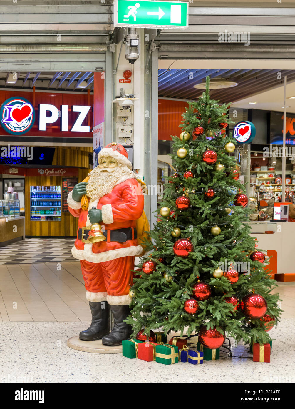 ALLUM, PARTILLE, Schweden - 7. DEZEMBER 2018: lifesize Weihnachtsmann Neben wunderschön geschmückten Weihnachtsbaum in Innenräumen bei beliebten Allum Einkaufszentrum oder Mall etwas außerhalb von Göteborg, Schweden Stockfoto