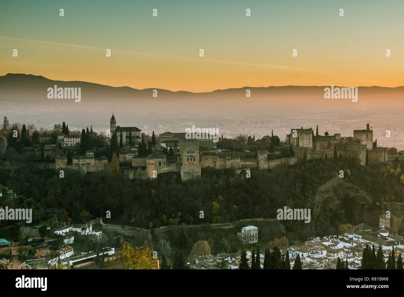 Alhambra von Granada am Abend mit Sonnenuntergang im Hintergrund und das Stadtbild Stockfoto