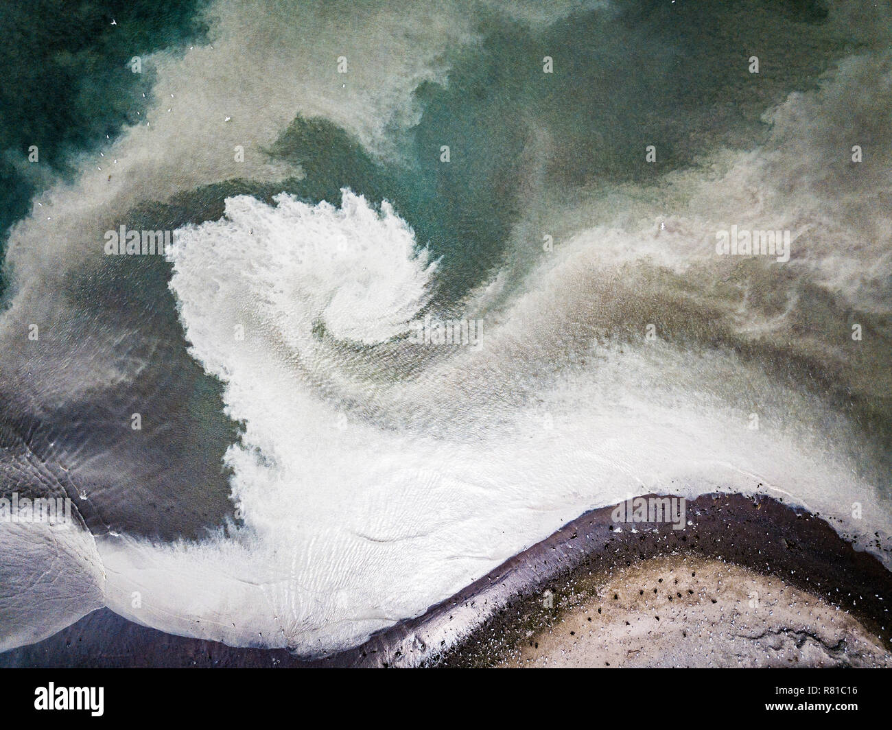 Luftaufnahme von Turbulenzen am Ende einer kleinen Insel im St. Lawrence River Stockfoto