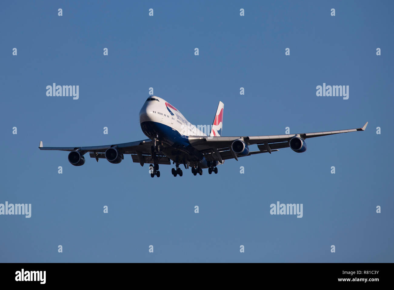 British Airways Boeing 747 Jumbo Jet gesehen der Landung am Flughafen London Heathrow LHR/EGLL in England. Das Flugzeug ist eine Boeing 747-400 mit der Registrierung G-BYGB, es mit 4 RR RB ausgestattet ist. 211 Motoren und seine Fliegen seit Januar 1999. British Airways betreibt 35 Boeing 747 Flugzeug Typ, alle werden von 2024 in den Ruhestand versetzt. BA oder BAW ist Mitglied der oneworld-Allianz der Luftfahrt. Stockfoto