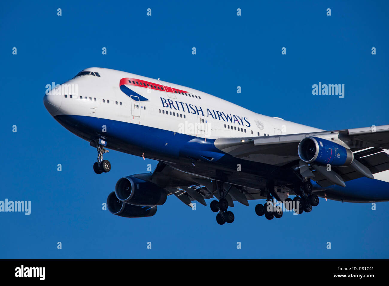 British Airways Boeing 747 Jumbo Jet gesehen der Landung am Flughafen London Heathrow LHR/EGLL in England. Das Flugzeug ist eine Boeing 747-400 mit der Registrierung G-BYGB, es mit 4 RR RB ausgestattet ist. 211 Motoren und seine Fliegen seit Januar 1999. British Airways betreibt 35 Boeing 747 Flugzeug Typ, alle werden von 2024 in den Ruhestand versetzt. BA oder BAW ist Mitglied der oneworld-Allianz der Luftfahrt. Stockfoto