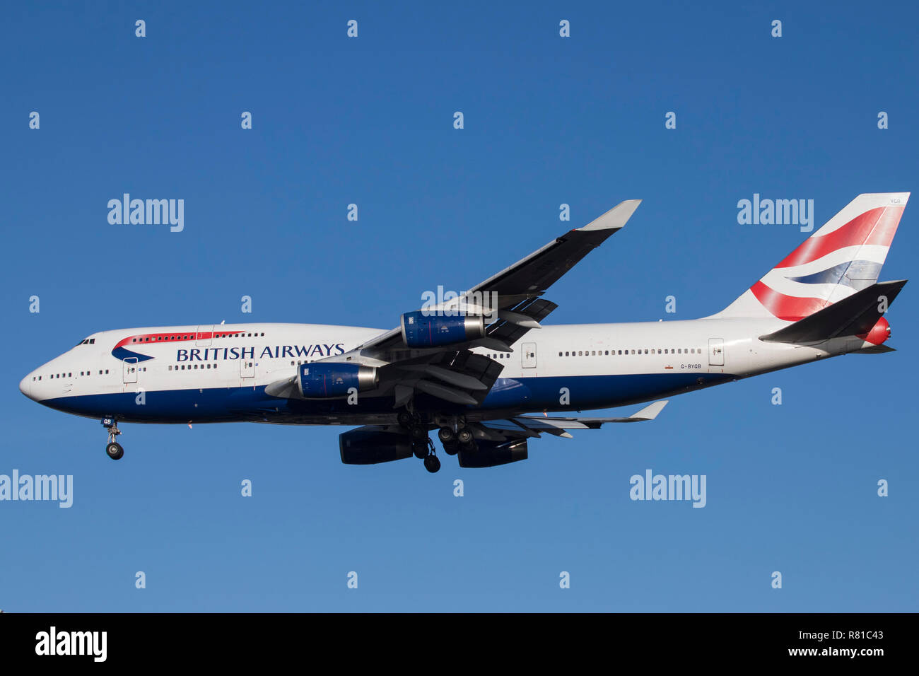 British Airways Boeing 747 Jumbo Jet gesehen der Landung am Flughafen London Heathrow LHR/EGLL in England. Das Flugzeug ist eine Boeing 747-400 mit der Registrierung G-BYGB, es mit 4 RR RB ausgestattet ist. 211 Motoren und seine Fliegen seit Januar 1999. British Airways betreibt 35 Boeing 747 Flugzeug Typ, alle werden von 2024 in den Ruhestand versetzt. BA oder BAW ist Mitglied der oneworld-Allianz der Luftfahrt. Stockfoto
