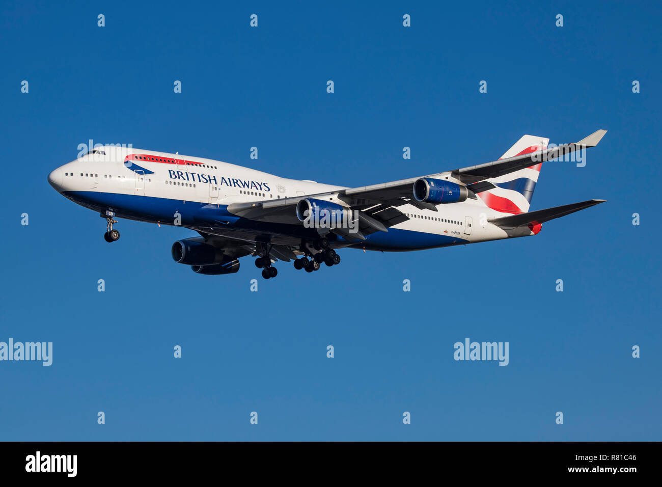 British Airways Boeing 747 Jumbo Jet gesehen der Landung am Flughafen London Heathrow LHR/EGLL in England. Das Flugzeug ist eine Boeing 747-400 mit der Registrierung G-BYGB, es mit 4 RR RB ausgestattet ist. 211 Motoren und seine Fliegen seit Januar 1999. British Airways betreibt 35 Boeing 747 Flugzeug Typ, alle werden von 2024 in den Ruhestand versetzt. BA oder BAW ist Mitglied der oneworld-Allianz der Luftfahrt. Stockfoto