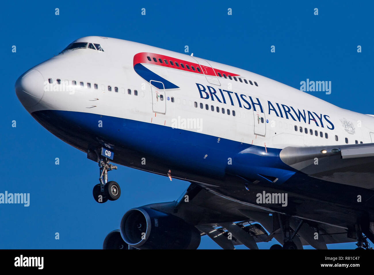 British Airways Boeing 747 Jumbo Jet gesehen der Landung am Flughafen London Heathrow LHR/EGLL in England. Das Flugzeug ist eine Boeing 747-400 mit der Registrierung G-BYGB, es mit 4 RR RB ausgestattet ist. 211 Motoren und seine Fliegen seit Januar 1999. British Airways betreibt 35 Boeing 747 Flugzeug Typ, alle werden von 2024 in den Ruhestand versetzt. BA oder BAW ist Mitglied der oneworld-Allianz der Luftfahrt. Stockfoto
