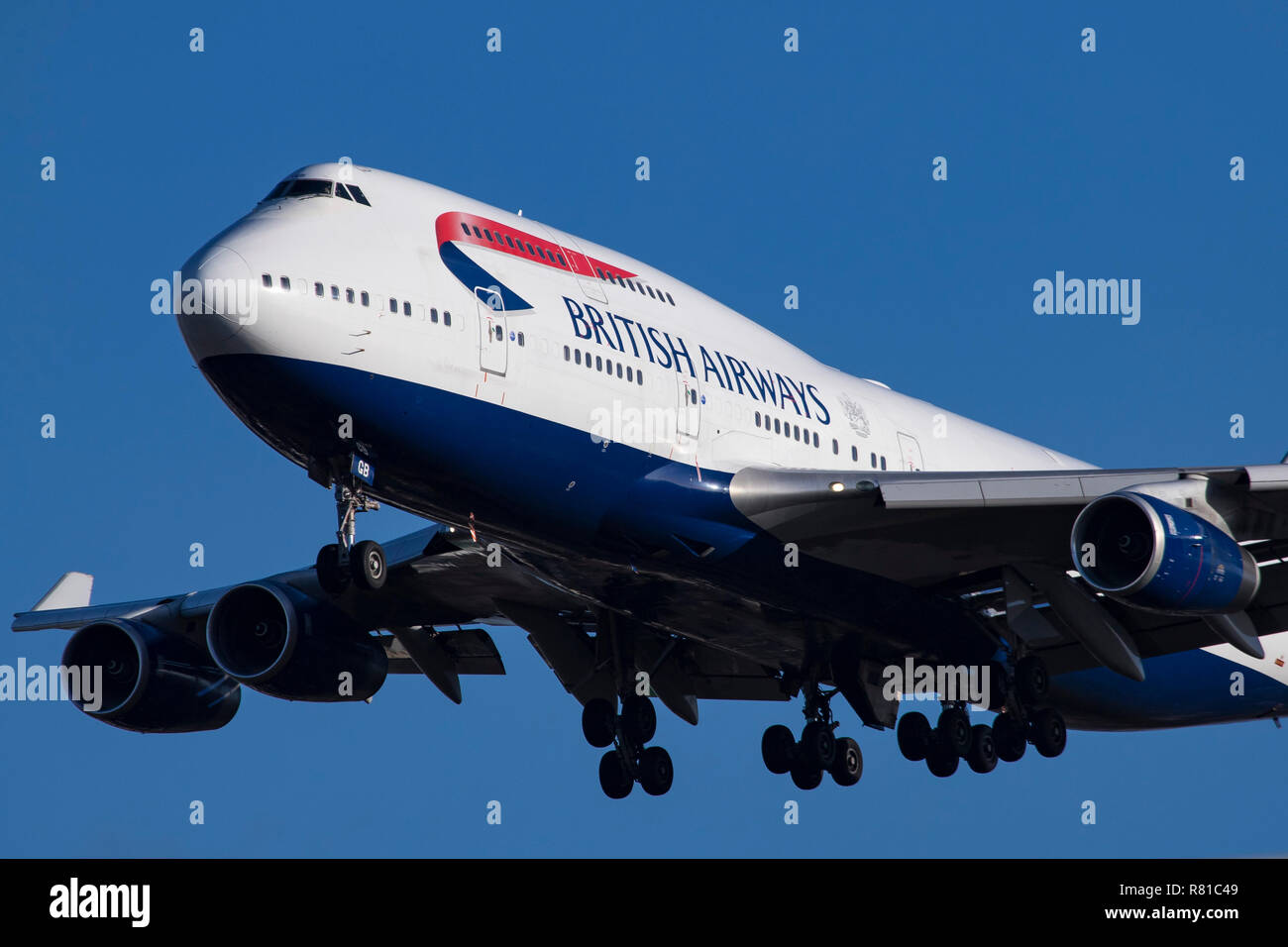 British Airways Boeing 747 Jumbo Jet gesehen der Landung am Flughafen London Heathrow LHR/EGLL in England. Das Flugzeug ist eine Boeing 747-400 mit der Registrierung G-BYGB, es mit 4 RR RB ausgestattet ist. 211 Motoren und seine Fliegen seit Januar 1999. British Airways betreibt 35 Boeing 747 Flugzeug Typ, alle werden von 2024 in den Ruhestand versetzt. BA oder BAW ist Mitglied der oneworld-Allianz der Luftfahrt. Stockfoto