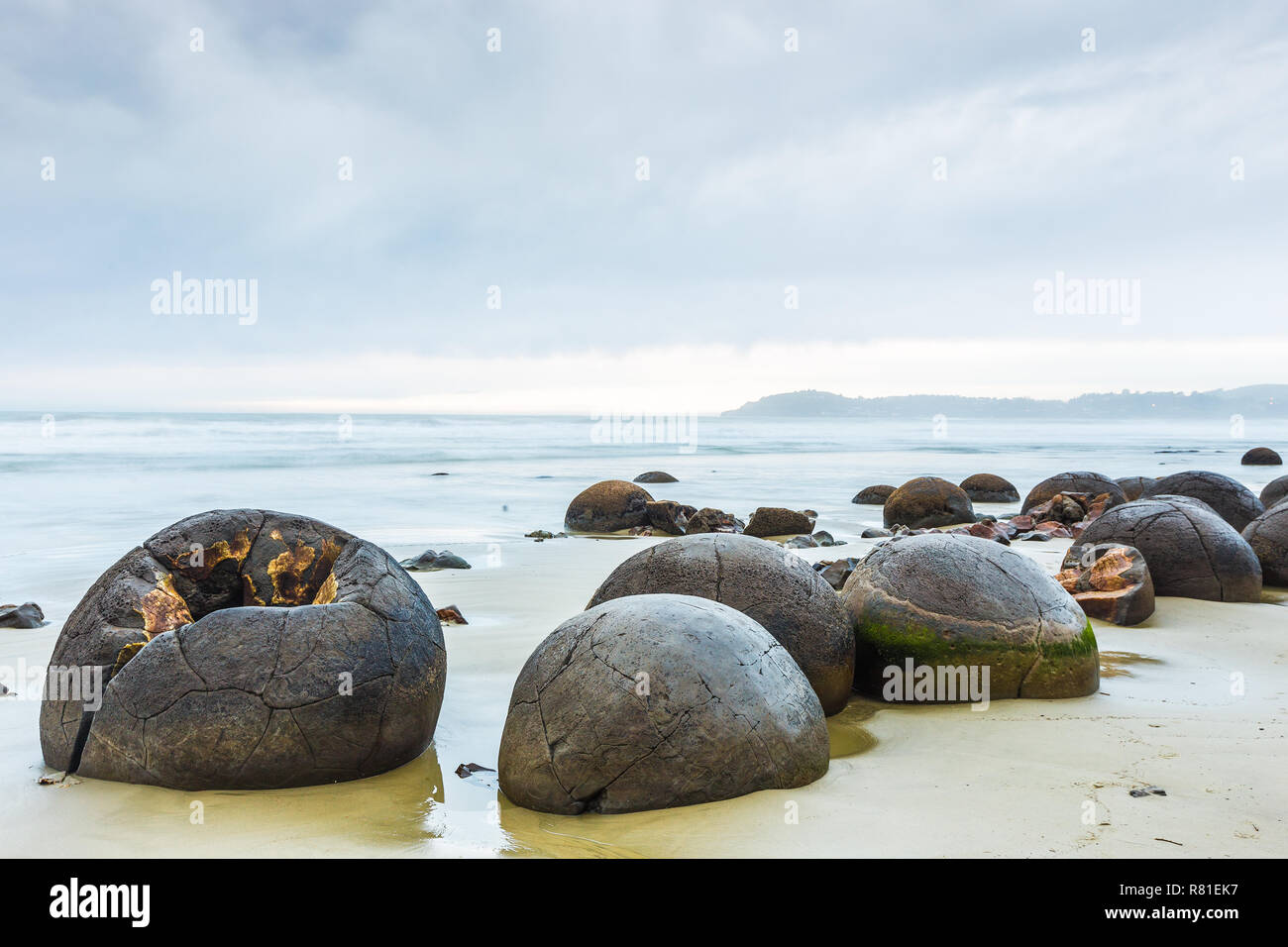 Moeraki Boulders. In der Nähe von Oamaru. Otago Coast, Neuseeland Stockfoto