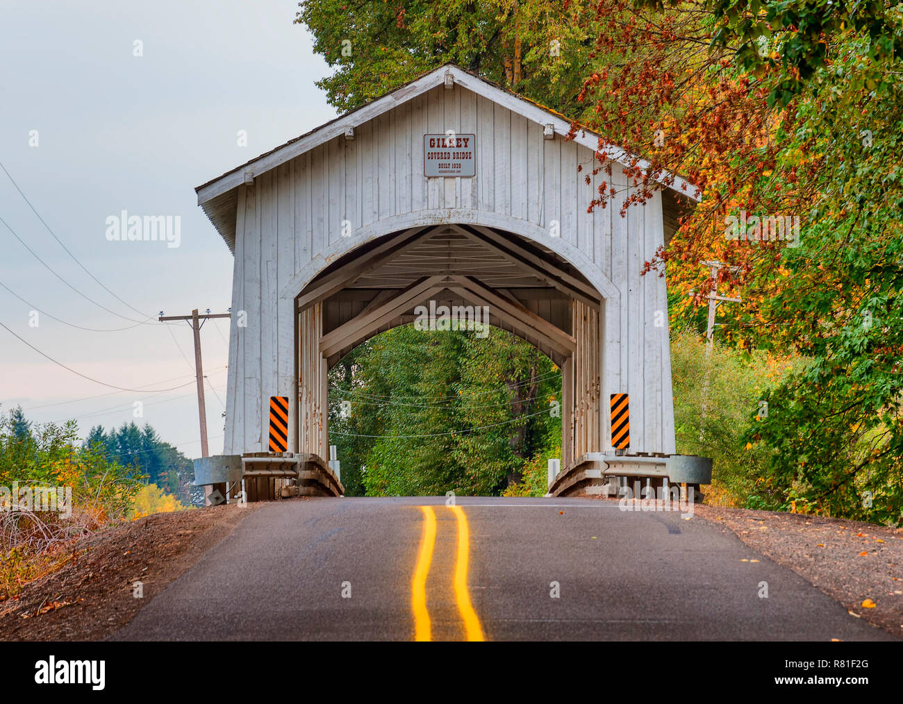 Scio, Oregon, USA - Oktober 6,2015: Die gilkey Covered Bridge, 1939 erbaut und 1998 renoviert und Kreuze Thomas Bach in ländlichen Linn County oder Stockfoto