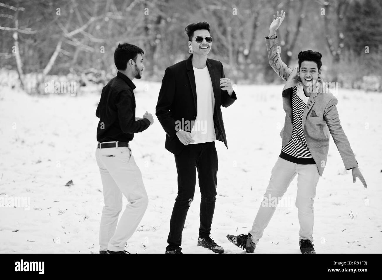 Gruppe von drei lockeren jungen indischen Mans stellte auf der Winter Tag Spaß und Tanz. Stockfoto