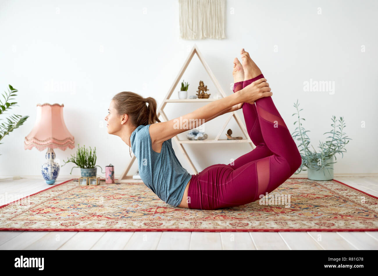 Junge Frau tun Bug bei Yoga Studio darstellen Stockfoto